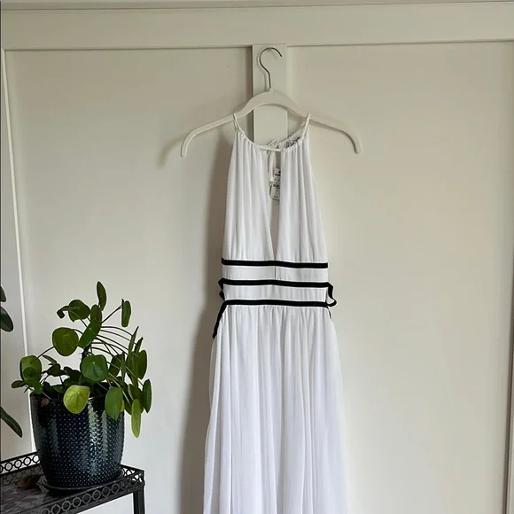 NWT Express White and Black Halter Maxi Dress Size L - Picture 1 of 4